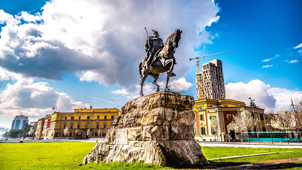 Un Tour di LastMinu Tour ideato per introdurre i diversi volti di un paese pronto ad accoglierci: Tirana capitale nervosa, Durazzo la bizantina, le perle UNESCO di Berat, 